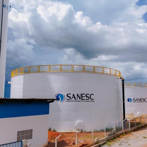 Em nota divulgada nesta segunda-feira, a Sanesc atribui a falta de água à estiagem histórica e ao rompimento de adutoras.