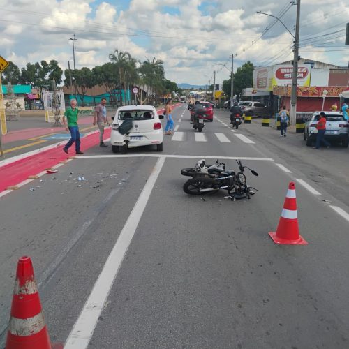 Colisão na Praça Criativa Central: Motociclista Fica Ferido Após Bater em Veículo Parado