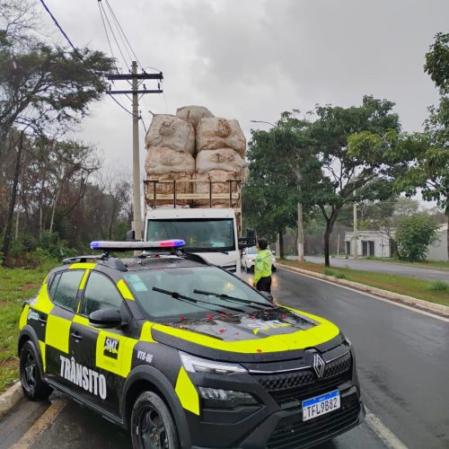 SMT flagra veículo transportando carga acima da altura permitida em Senador Canedo