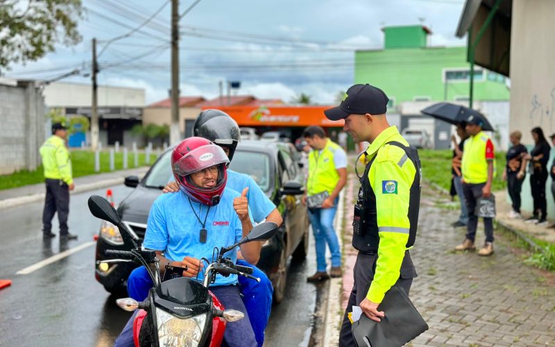 Blitz educativa orienta condutores sobre riscos no trânsito durante o período chuvoso