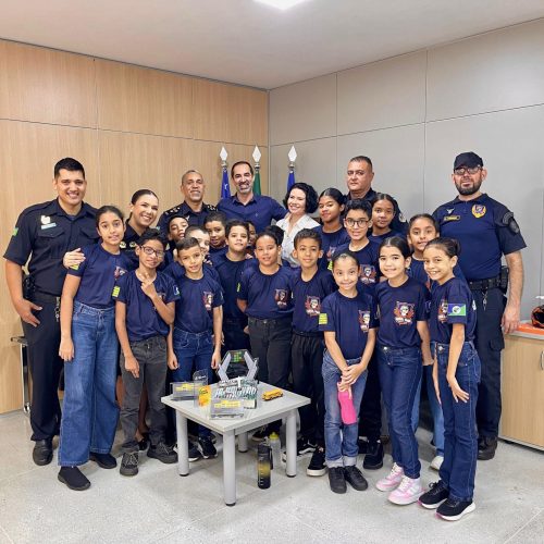 Alunos da Guarda Mirim visitam o Paço Municipal em Senador Canedo