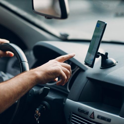 Criminosos vendem contas falsas para burlar apps de transporte e acendem alerta de segurança