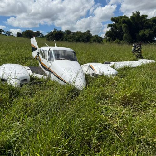 Avião de pequeno porte cai em Trindade e moradores salvam vítimas de incêndio