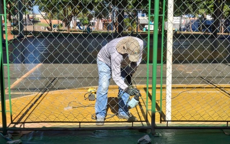 Jardim das Oliveiras recebe novo alambrado e inicia demarcação de quadra