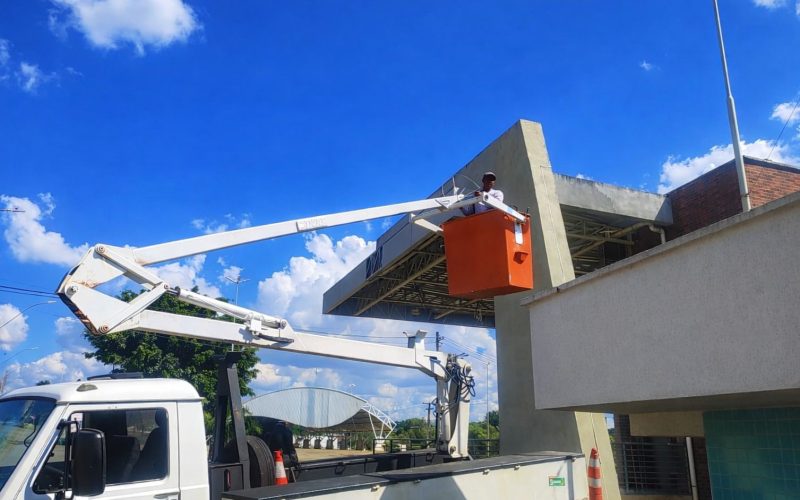 Praças e espaços públicos recebem melhorias e nova iluminação na cidade