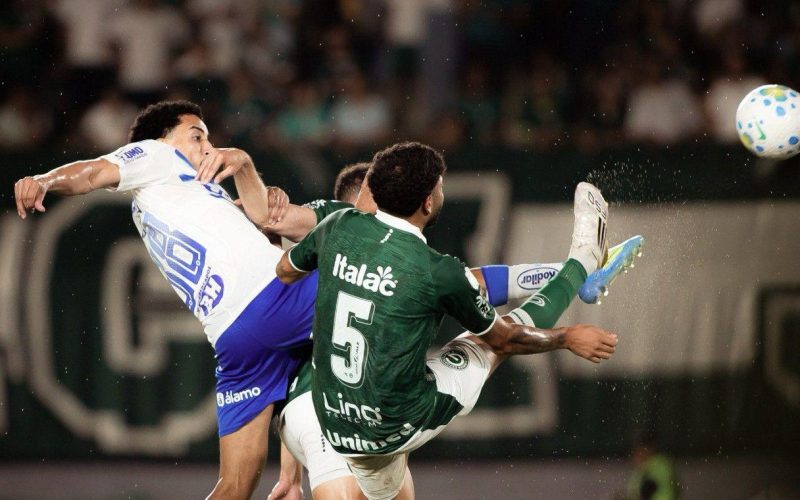 Goiás Esporte Clube e Cruzeiro fazem duelo equilibrado no Serra Dourada, com show da torcida nas arquibancadas