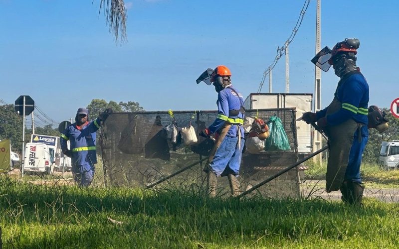 Roçagem reforça limpeza e conservação de espaços públicos em Senador Canedo