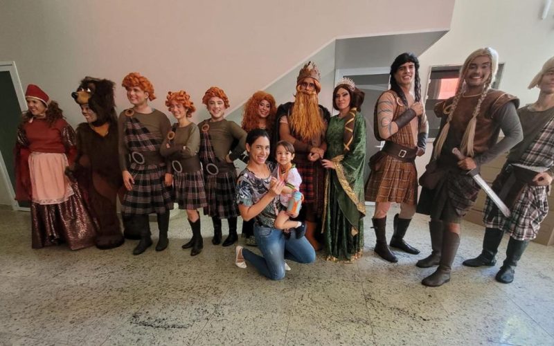 Alunos de CMEI vivenciam experiência cultural em espetáculo teatral em Goiânia