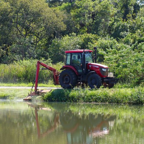 Roçagem mecanizada avança e reforça limpeza urbana em Senador Canedo