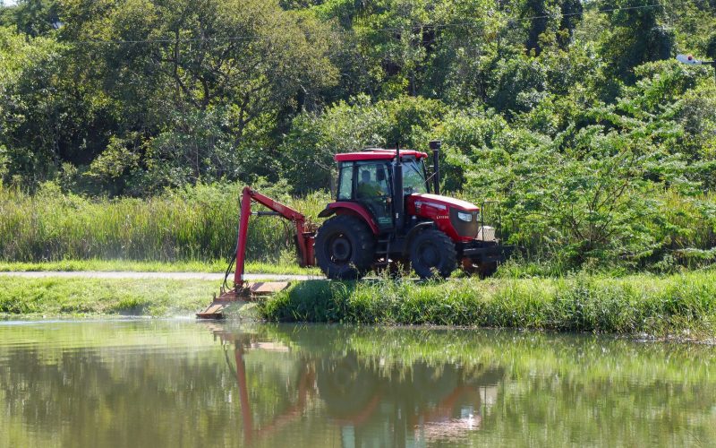 Roçagem mecanizada avança e reforça limpeza urbana em Senador Canedo