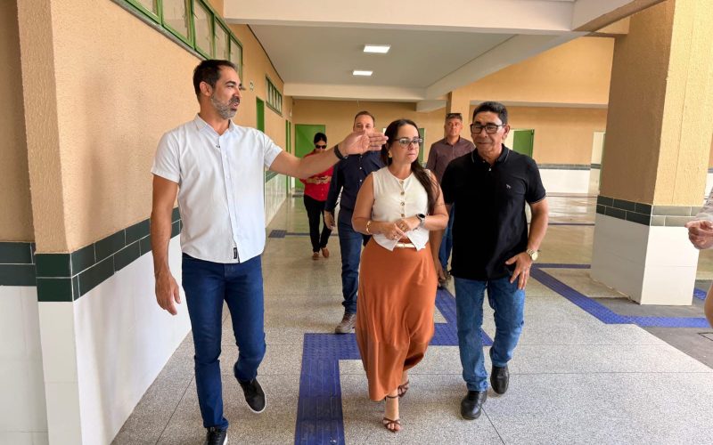 Prefeito vistoria obra de escola que ficou 12 anos parada em Senador Canedo