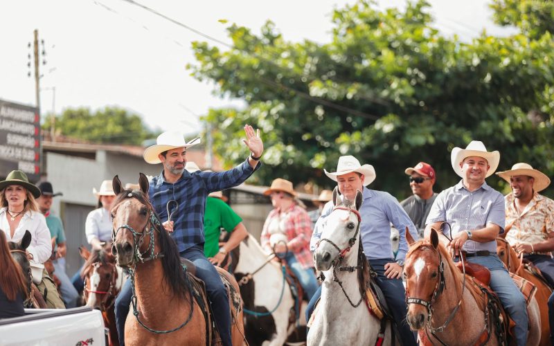 Cavalgada abre programação de aniversário e faz prévia do Canedo Festa Show
