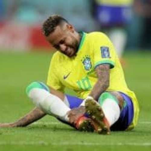 Neymar chega à Seleção com edema na panturrilha e preocupa comissão técnica