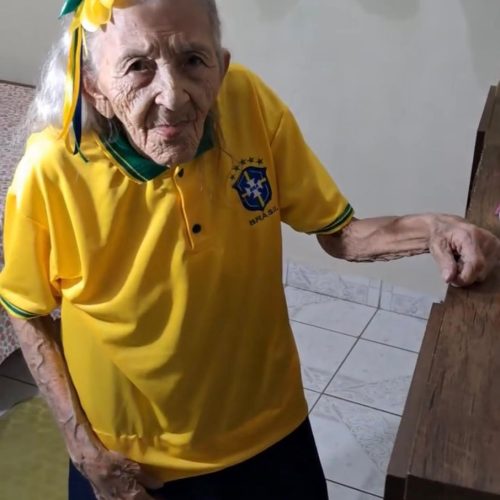 COM 104 ANOS, DONA MARIA ENCANTA WEB AO SE ARRUMAR PARA ASSISTIR JOGO DA SELEÇÃO BRASILEIRA