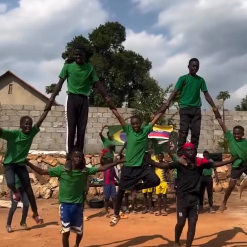 Crianças do Hypers Kids Africa encantam com coreografia ao som de artistas brasileiros em clima de Copa do Mundo