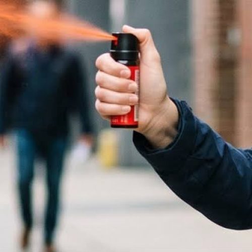 Congresso aprova uso de spray de pimenta para defesa pessoal de mulheres e texto segue para sanção
