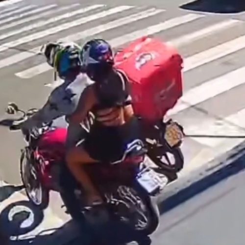 Casal é flagrado furtando capacete de entregador em Goiânia