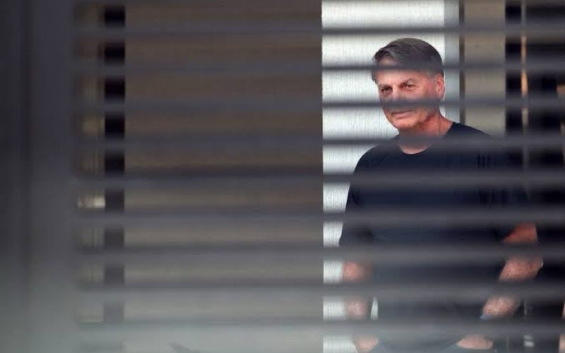 Moraes mantém prisão domiciliar de Bolsonaro e veta visitas políticas até fim das eleições