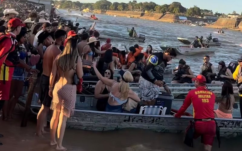 Travessia no Araguaia registra filas e intenso movimento de turistas em Aruanã