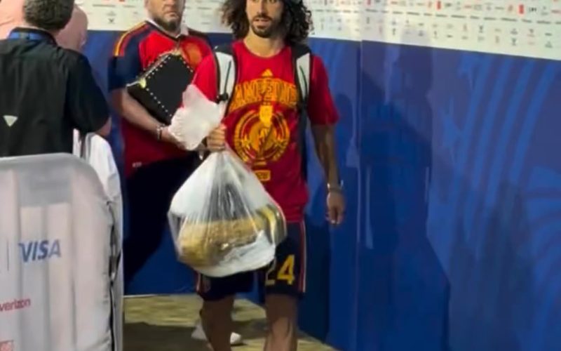 Vídeo de Cucurella viraliza ao carregar taça de forma inusitada na final da Copa do Mundo