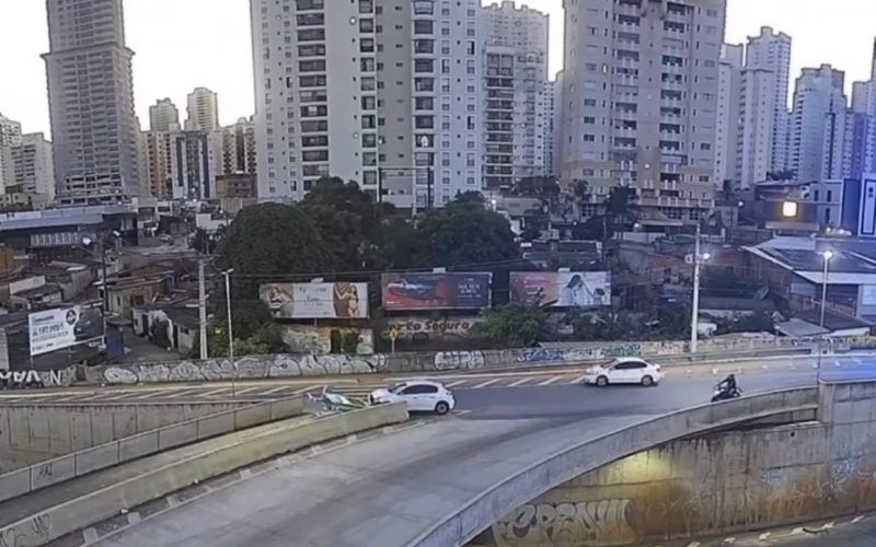 Carro bate em cancela e danifica estrutura na Marginal Botafogo, em Goiânia