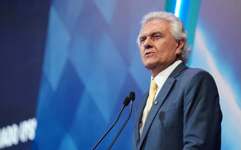 Pesquisa aponta Caiado numericamente à frente de Lula em cenário de 2º turno