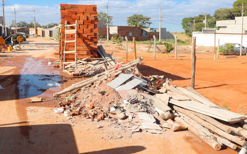 Fiscalização conjunta notifica obras irregulares no bairro Terra Bella, em Senador Canedo
