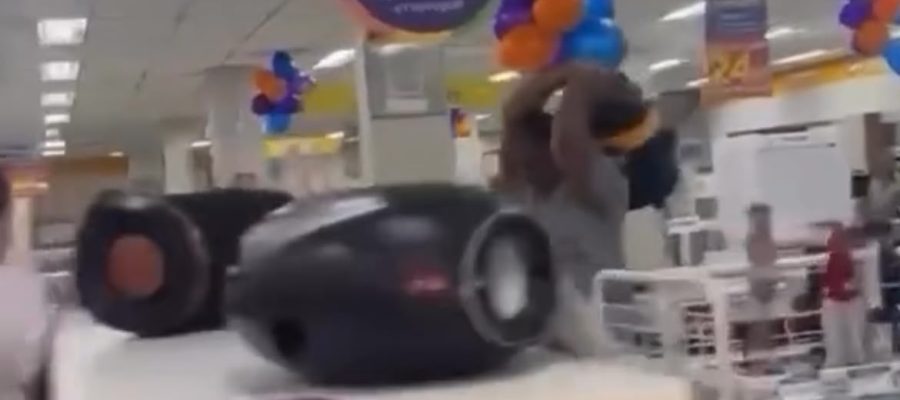 Cliente causa confusão e danifica produtos após troca ser negada em loja do Magazine Luiza