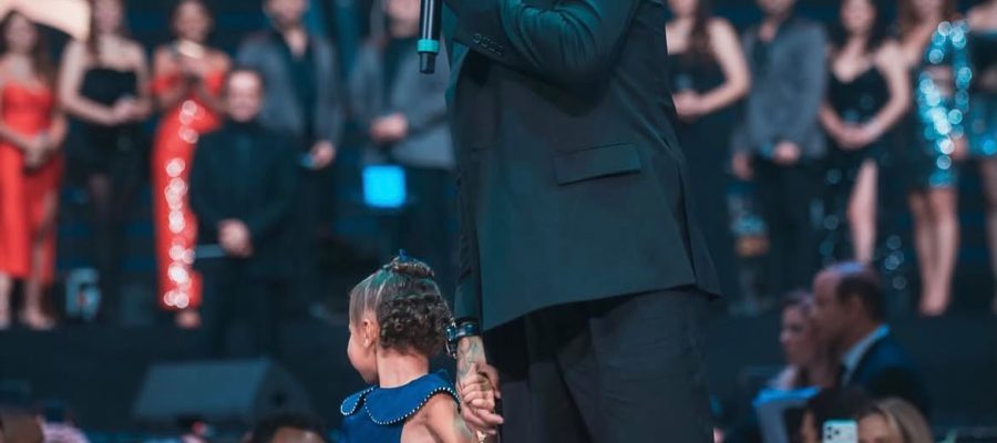 Leilão beneficente de Neymar reúne celebridades e arrecada recursos para projeto social