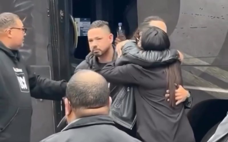 Equipe de Rick chega ao velório para dar o último adeus ao cantor