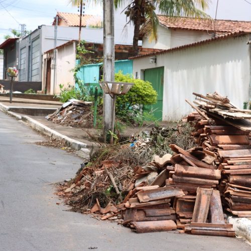Descarte irregular de lixo pode agravar problemas durante as chuvas