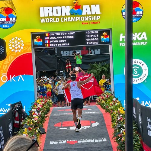 Médico goiano cruza linha de chegada do Mundial de Ironman no Havaí com bandeira do Vila Nova