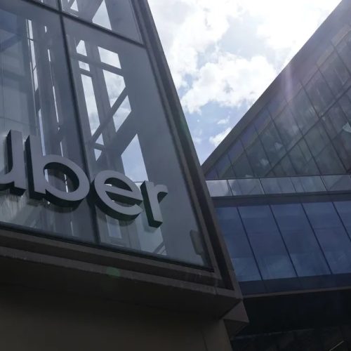 Uber investe US$ 300 milhões na Lucid Motors para criar frota própria de robotáxis.