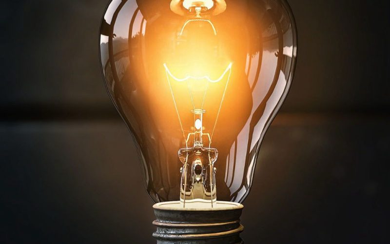 Conta de luz deve subir cerca de 8% em 2026 e pressionar orçamento dos brasileiros