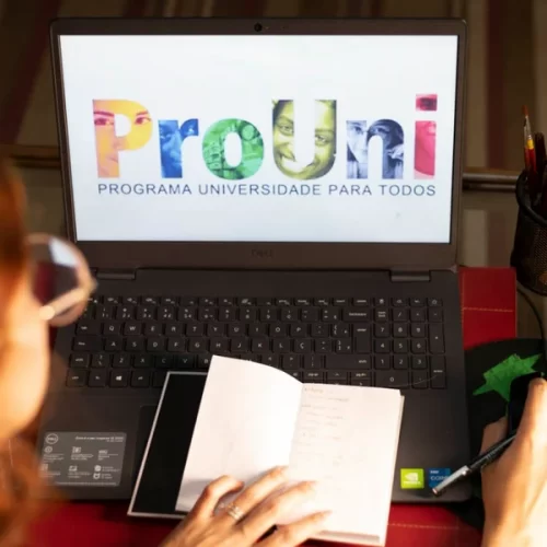 ProUni 2026 terá quase 600 mil bolsas em faculdades particulares, anuncia MEC