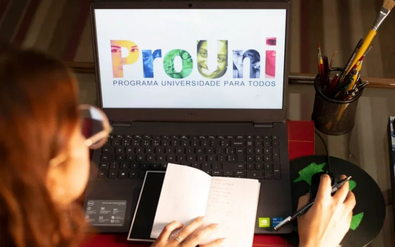ProUni 2026 terá quase 600 mil bolsas em faculdades particulares, anuncia MEC
