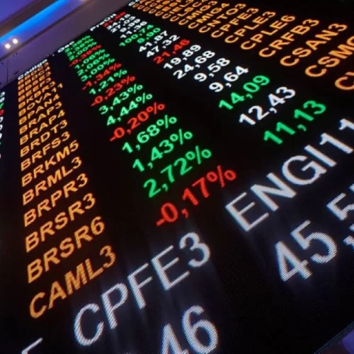 Ibovespa renova recorde e fecha acima dos 150 mil pontos em meio à alta do dólar e cautela global