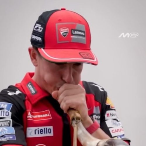 Marc Márquez viraliza ao tentar tocar berrante antes da MotoGP em Goiânia