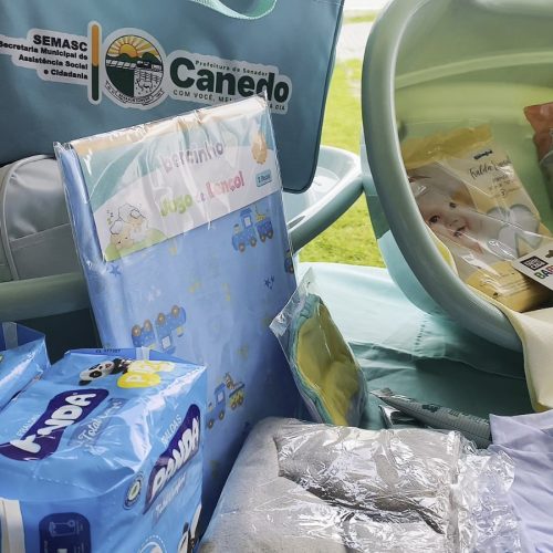 Prefeitura realiza entrega de kits de enxoval para recém-nascidos no CRAS