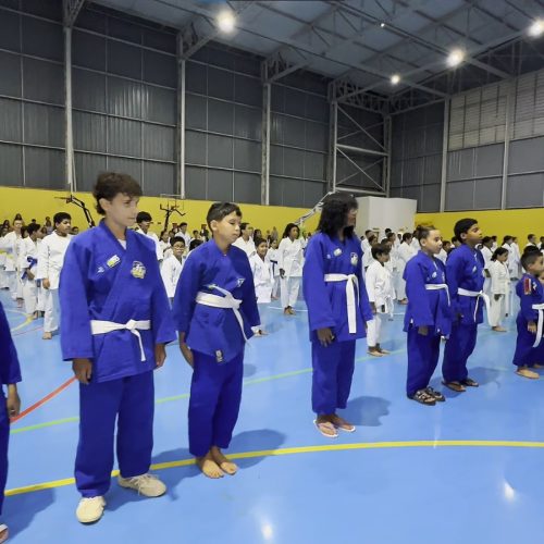 Senador Canedo realiza entrega de faixas para alunos de artes marciais