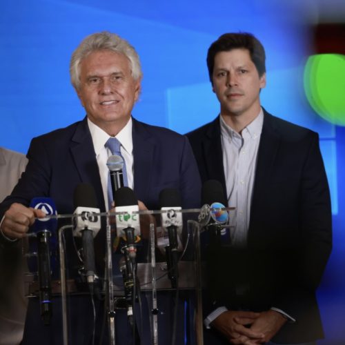 Caiado e Daniel Vilela participam de velório das crianças mortas em tragédia em Itumbiara