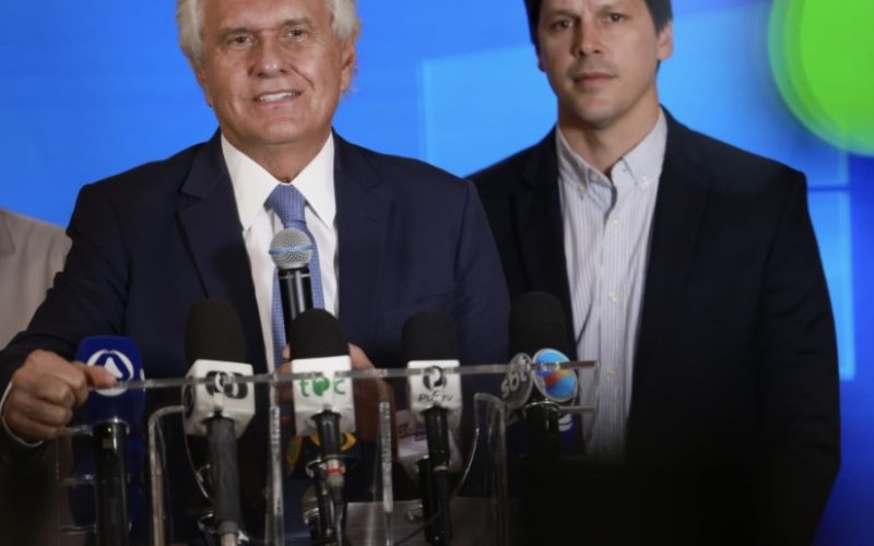 Caiado e Daniel Vilela participam de velório das crianças mortas em tragédia em Itumbiara