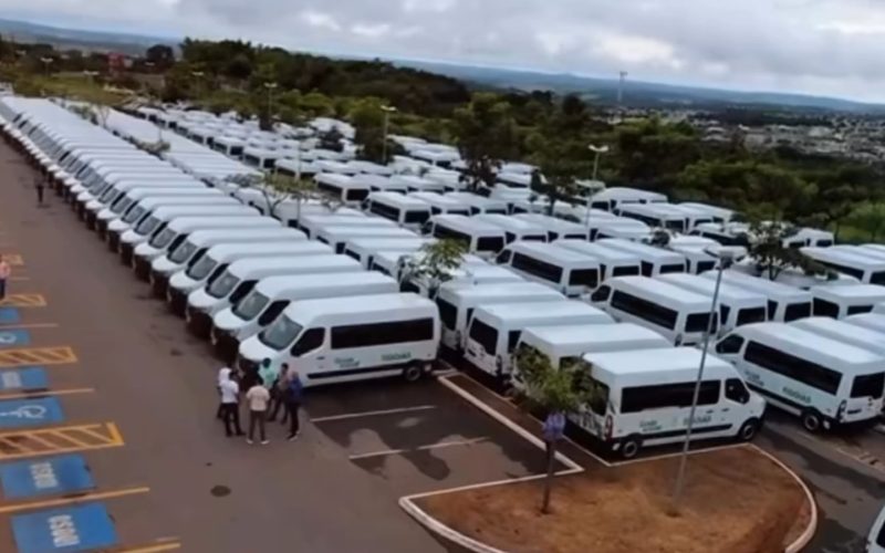 Governo de Goiás entrega vans para fortalecer a assistência social nos municípios goianos