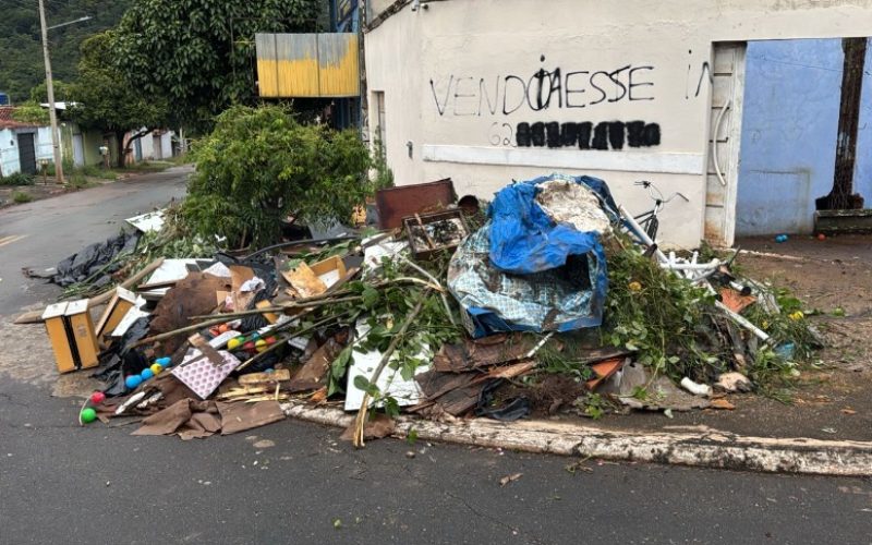 Dengue: denúncia resulta em ação do Núcleo de Vetores em imóvel abandonado de Senador Canedo