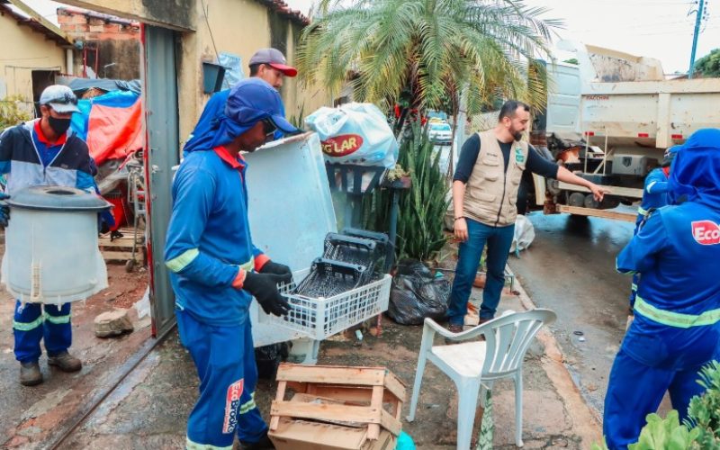 Senador Canedo realiza limpeza em residência após denúncias de acúmulo extremo no Morada do Morro