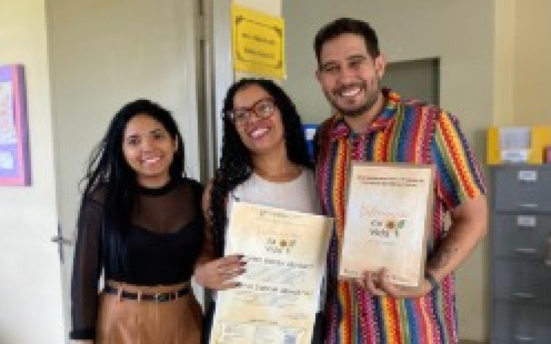 Semed distribui material sobre saúde mental a servidores da Educação