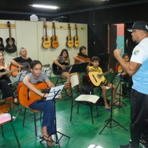 Senador Canedo oferece aulas gratuitas de violão para todas as idades