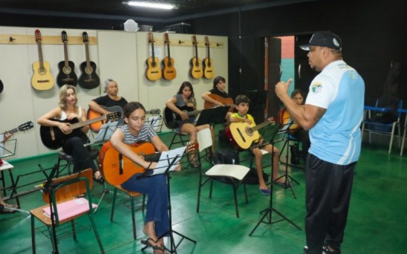 Senador Canedo oferece aulas gratuitas de violão para todas as idades