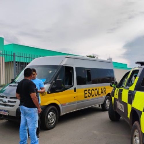 SMT flagra adolescente conduzindo van escolar em Senador Canedo