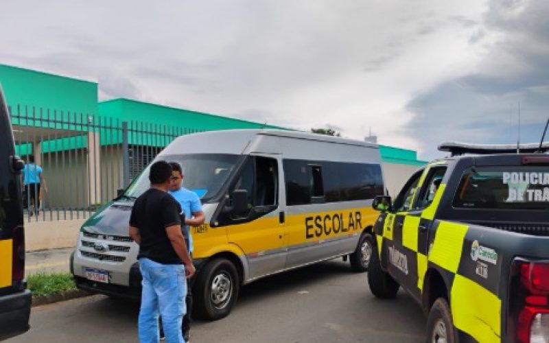 SMT flagra adolescente conduzindo van escolar em Senador Canedo